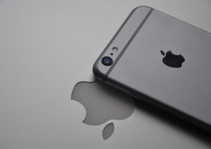 iPhone obok logo Apple