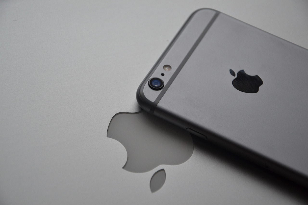 iPhone obok logo Apple