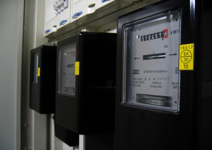 Trzy liczniki energii elektrycznej.