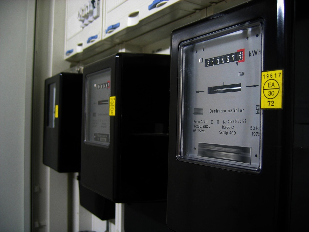 Trzy liczniki energii elektrycznej.