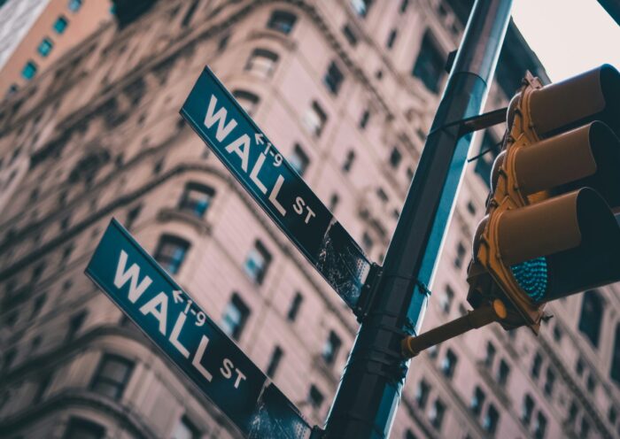 Znak ulicy Wall Street w Nowym Jorku